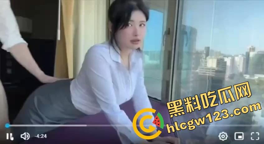 南京女秘书请假说去汇报方案，转身就跟金主爸爸开房，趴窗边奶子半露掀裙就开操，酒店落地窗上全是水！  第10张