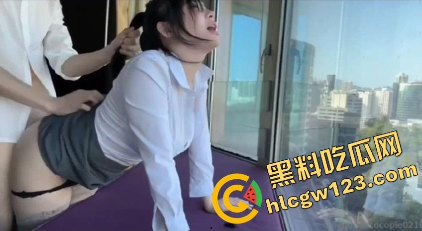 南京女秘书请假说去汇报方案，转身就跟金主爸爸开房，趴窗边奶子半露掀裙就开操，酒店落地窗上全是水！  第11张