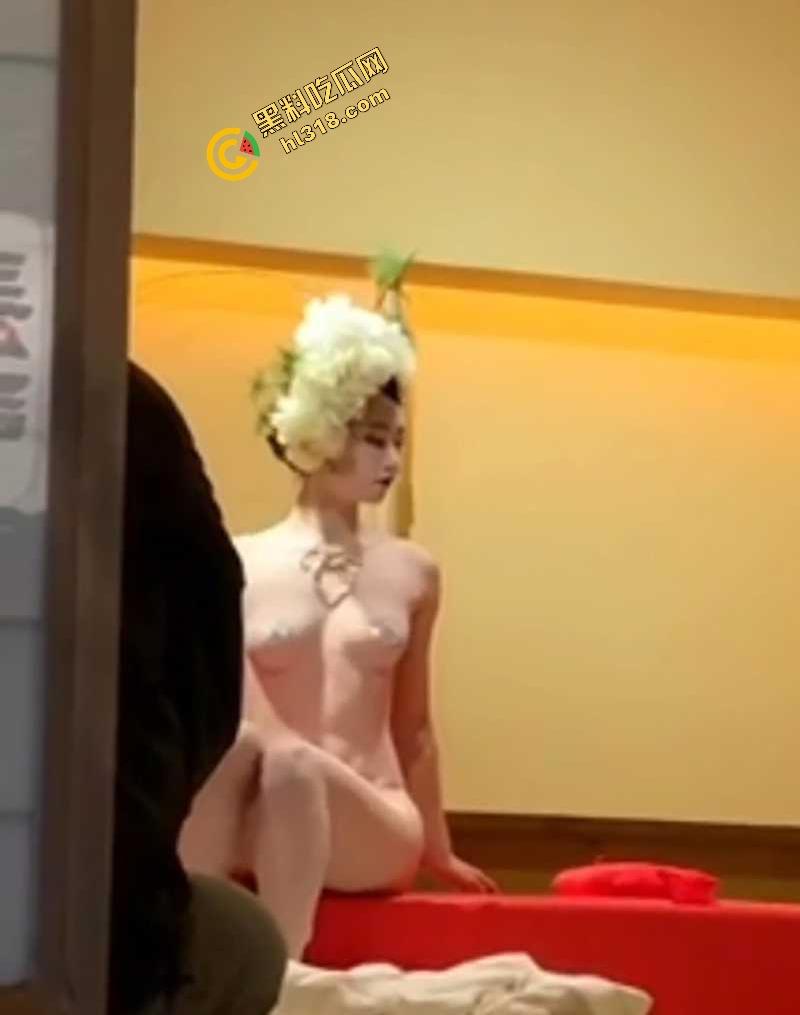 富商品鉴日本特色人体寿司偷拍视频流出，艺妓美女优雅褪下和服，露出白嫩肉体，秀色可餐！  第1张