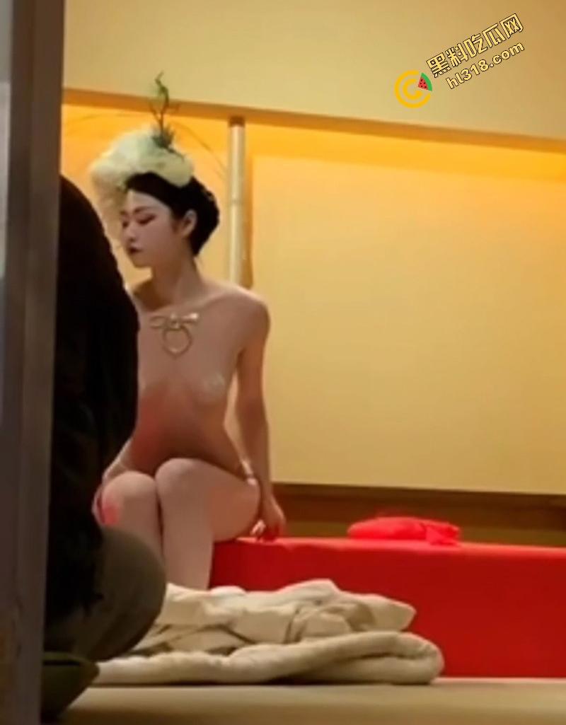 富商品鉴日本特色人体寿司偷拍视频流出，艺妓美女优雅褪下和服，露出白嫩肉体，秀色可餐！  第2张