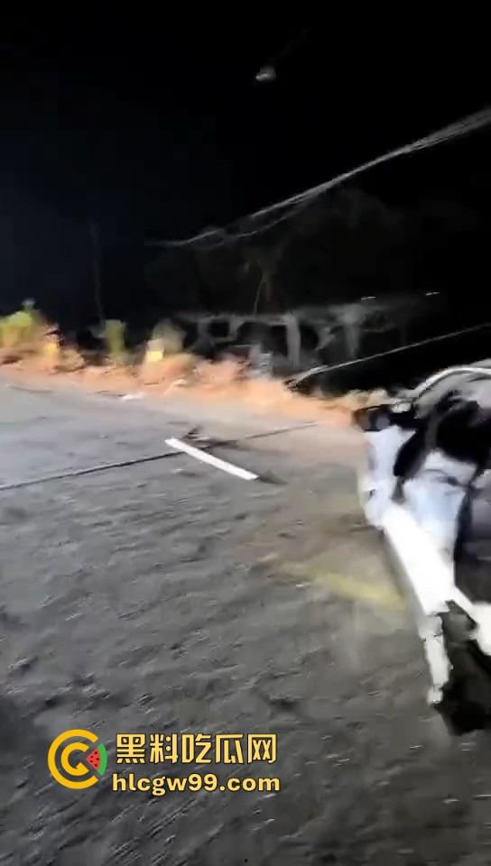 湛江雷州东里镇春节变丧场，士头路口惨烈车祸 ，家人还在吃席 ，这边已经送命了！  第3张