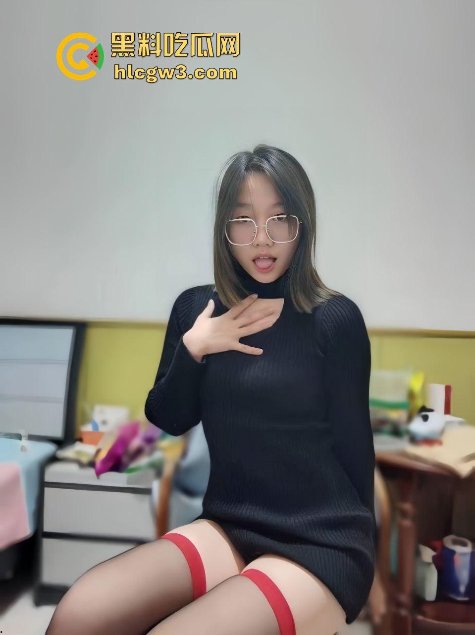 高颜女主【盛雅雯】反差白嫩母狗叼狗链啪啪，肛塞情趣白丝疯狂自虐，口交伺候玩到失控！  第4张