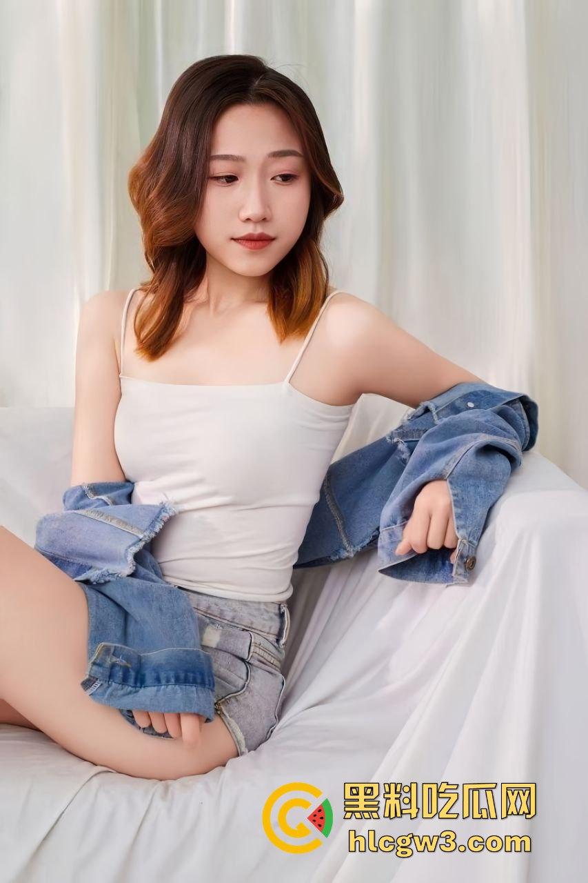 高颜女主【盛雅雯】反差白嫩母狗叼狗链啪啪，肛塞情趣白丝疯狂自虐，口交伺候玩到失控！  第5张