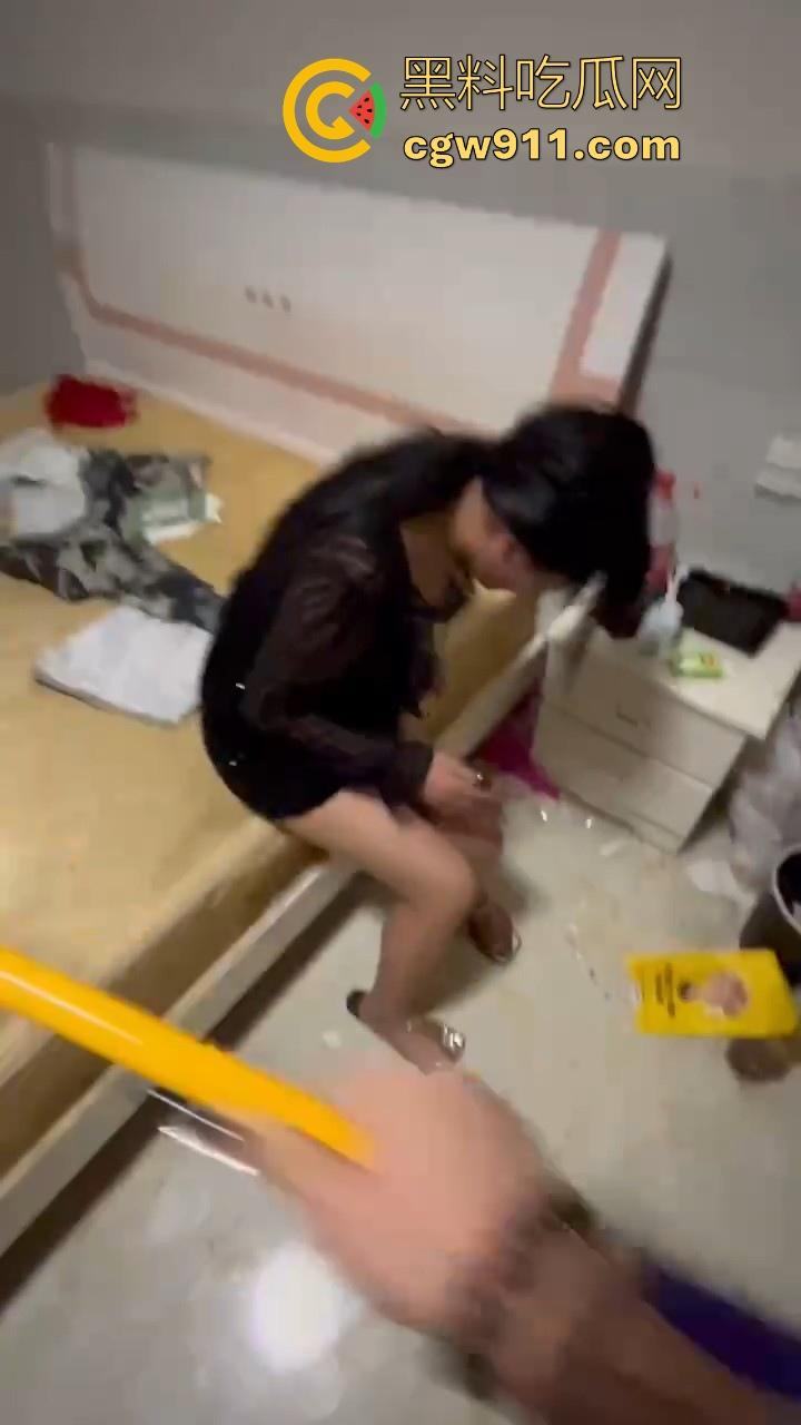 广西精神出租房围殴霸凌敌对小太妹，棍棒齐上，拳打脚踢，脱下衣服伤痕累累，战斗力丝毫不输男的！  第2张
