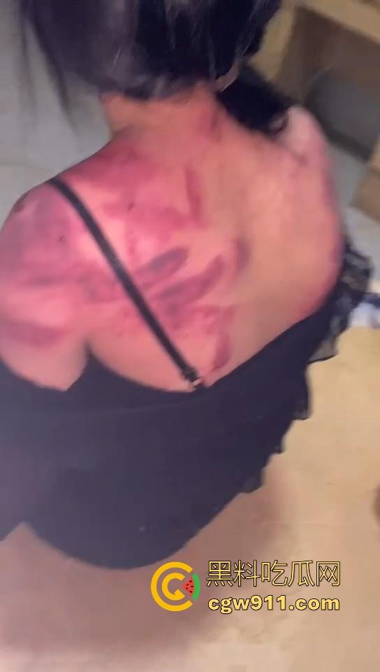 广西精神出租房围殴霸凌敌对小太妹，棍棒齐上，拳打脚踢，脱下衣服伤痕累累，战斗力丝毫不输男的！  第10张