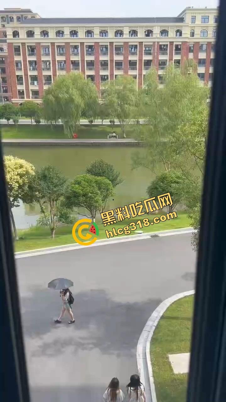 校园长椅小情侣河边裙下整活，抠完逼直接开干，朋友圈疯传辅导员点赞评这就是校园爱情！  第3张