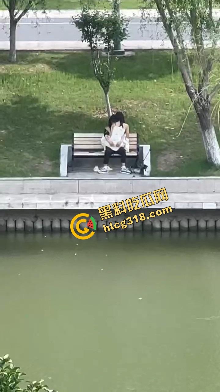 校园长椅小情侣河边裙下整活，抠完逼直接开干，朋友圈疯传辅导员点赞评这就是校园爱情！  第4张