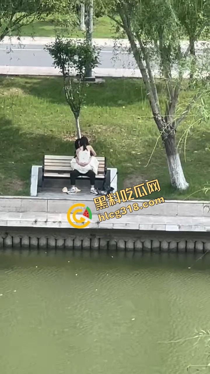 校园长椅小情侣河边裙下整活，抠完逼直接开干，朋友圈疯传辅导员点赞评这就是校园爱情！  第5张