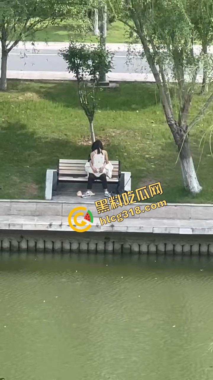 校园长椅小情侣河边裙下整活，抠完逼直接开干，朋友圈疯传辅导员点赞评这就是校园爱情！  第6张
