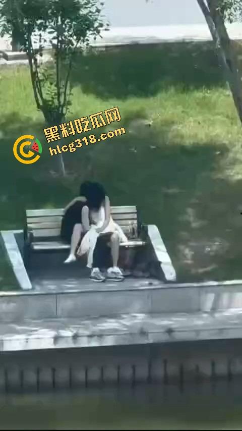 校园长椅小情侣河边裙下整活，抠完逼直接开干，朋友圈疯传辅导员点赞评这就是校园爱情！  第7张