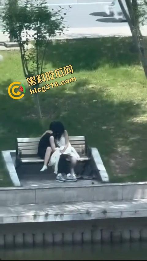 校园长椅小情侣河边裙下整活，抠完逼直接开干，朋友圈疯传辅导员点赞评这就是校园爱情！  第8张