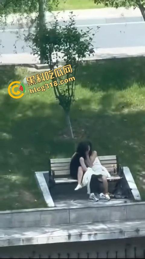 校园长椅小情侣河边裙下整活，抠完逼直接开干，朋友圈疯传辅导员点赞评这就是校园爱情！  第9张