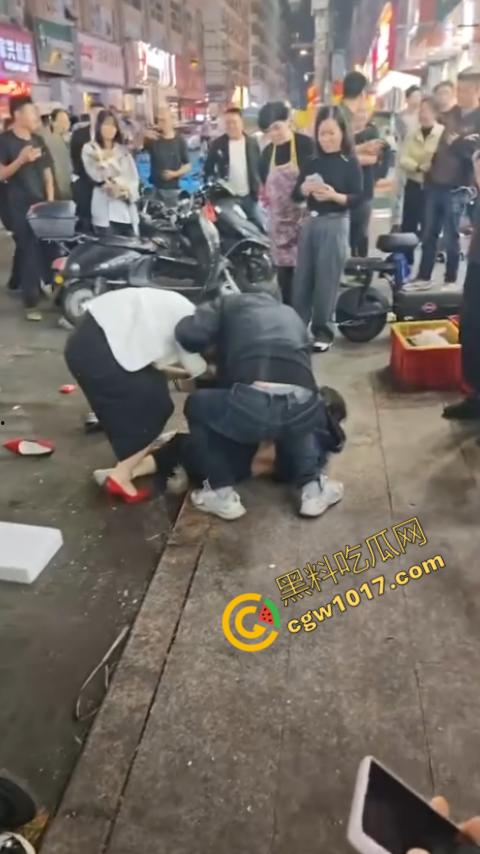 热闹龙港夜市：原配大战小三，血雨腥风惊百客围观！温州最疯狂烧烤摊街头对决，拳风猛烈，头发乱飞，争风吃醋，看个痛快！  第4张