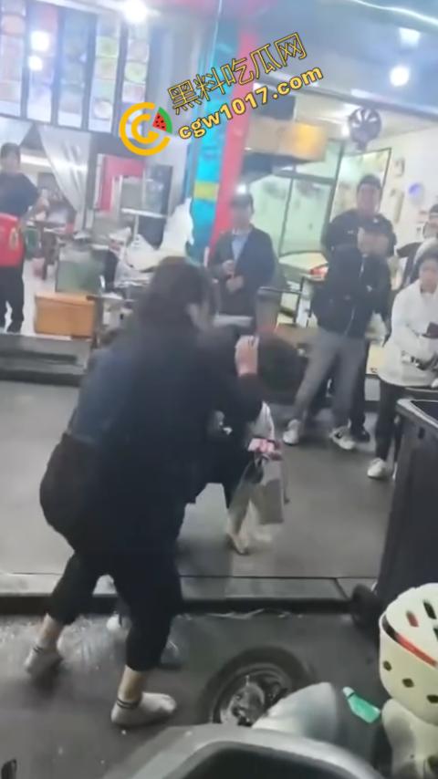 热闹龙港夜市：原配大战小三，血雨腥风惊百客围观！温州最疯狂烧烤摊街头对决，拳风猛烈，头发乱飞，争风吃醋，看个痛快！  第5张