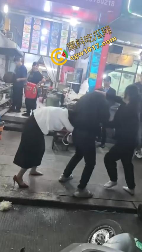 热闹龙港夜市：原配大战小三，血雨腥风惊百客围观！温州最疯狂烧烤摊街头对决，拳风猛烈，头发乱飞，争风吃醋，看个痛快！  第6张