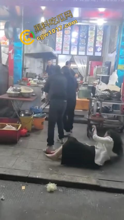热闹龙港夜市：原配大战小三，血雨腥风惊百客围观！温州最疯狂烧烤摊街头对决，拳风猛烈，头发乱飞，争风吃醋，看个痛快！  第7张