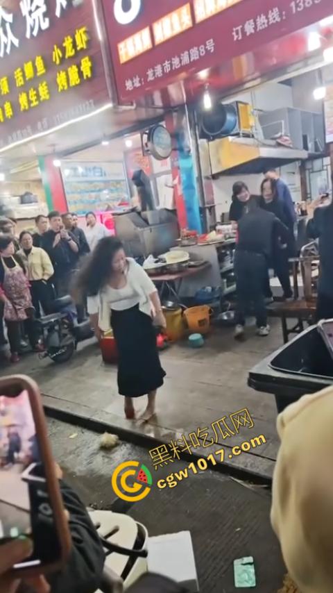 热闹龙港夜市：原配大战小三，血雨腥风惊百客围观！温州最疯狂烧烤摊街头对决，拳风猛烈，头发乱飞，争风吃醋，看个痛快！  第8张