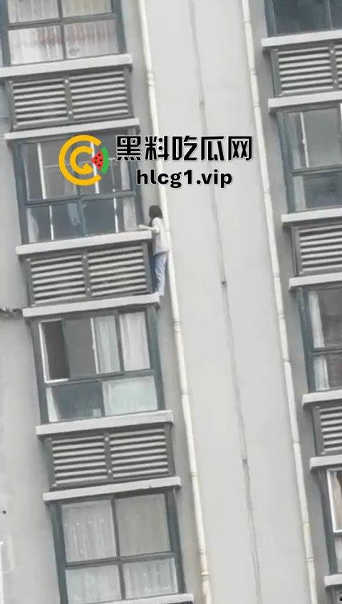 15层高楼修空调！老王徒手下楼不带防护，面子比命重要？  第3张