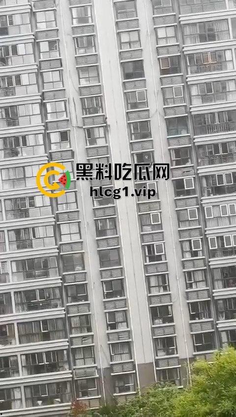 15层高楼修空调！老王徒手下楼不带防护，面子比命重要？  第4张