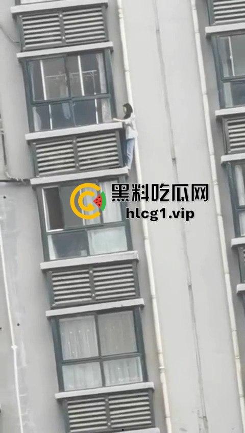 15层高楼修空调！老王徒手下楼不带防护，面子比命重要？  第5张