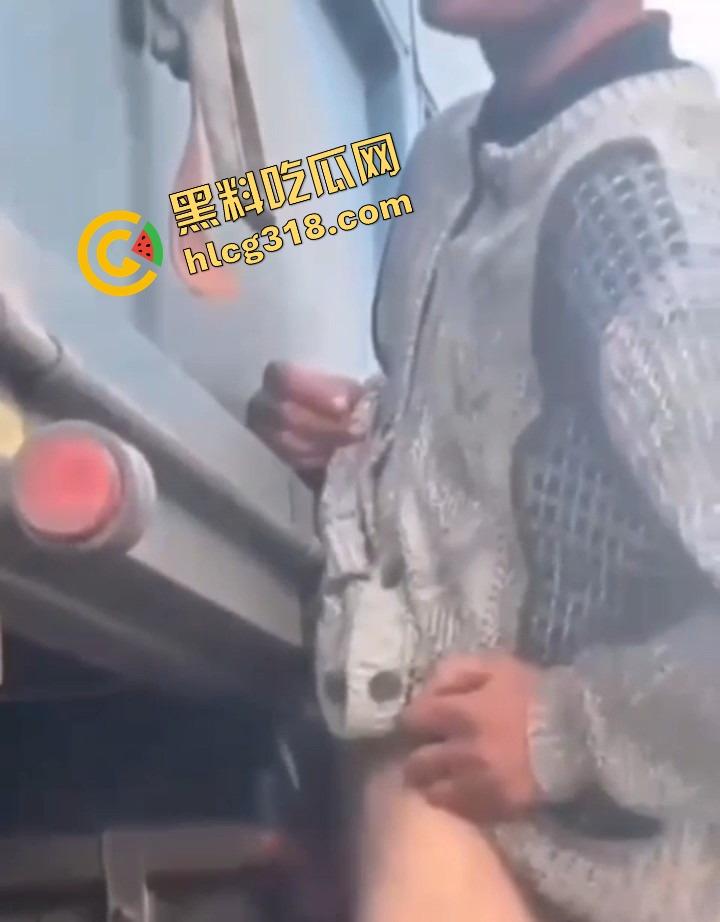 哥们太久没泄压，已经进入见洞就硬状态，见洞就想怼，马桶眼排气管、甚至风吹草动都能让他起反应！  第2张