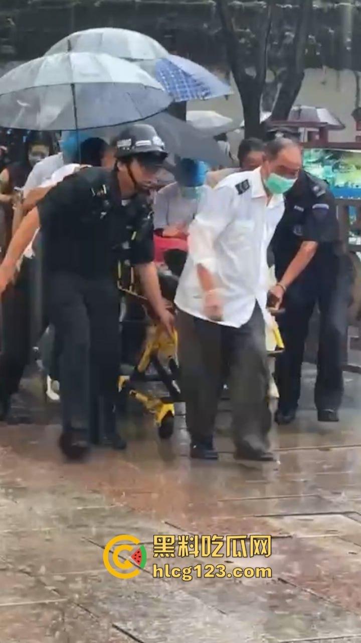 当街放血！姑苏花季学妹小红书约拍六旬老头 因不满出片效果遭对方水果刀伺候 当场昏迷  第1张