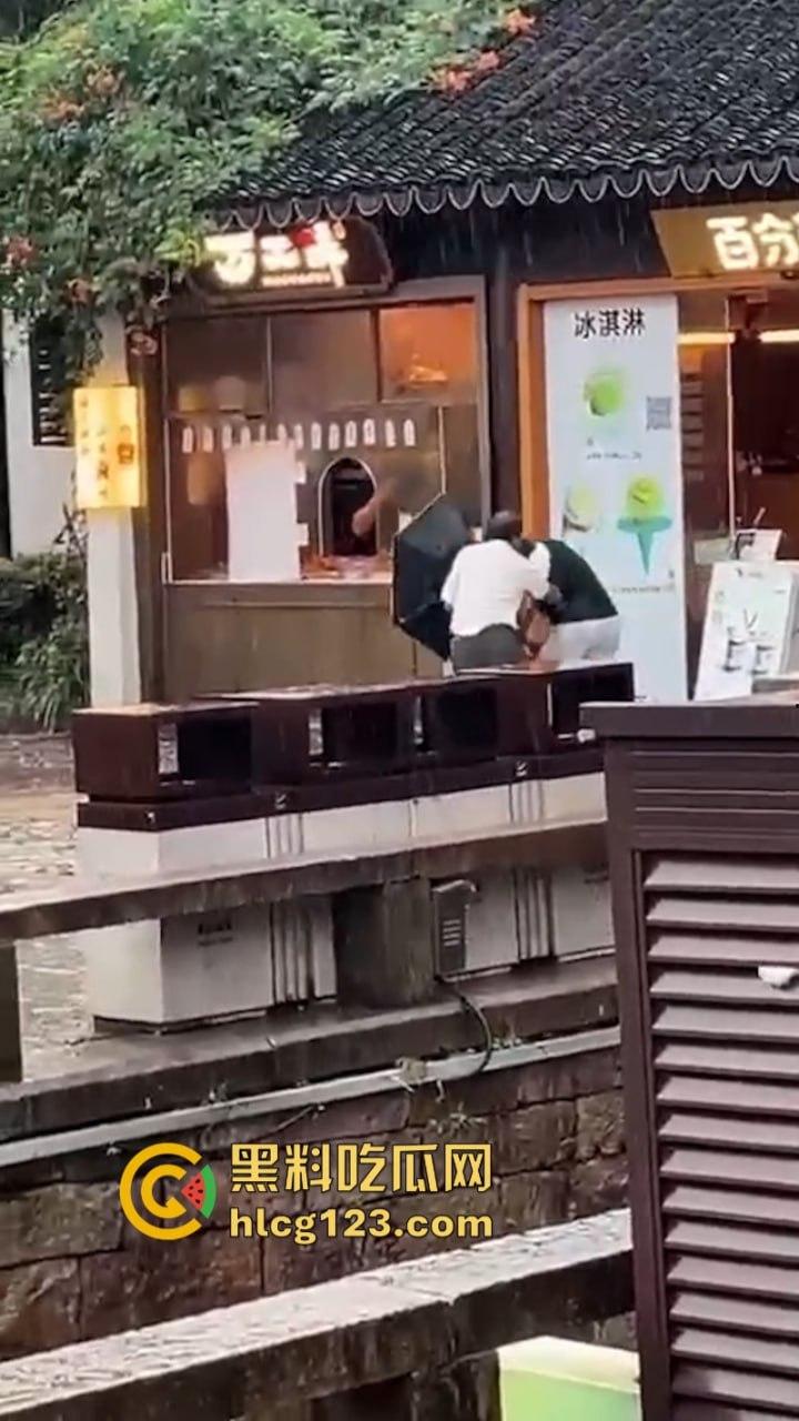 当街放血！姑苏花季学妹小红书约拍六旬老头 因不满出片效果遭对方水果刀伺候 当场昏迷  第2张