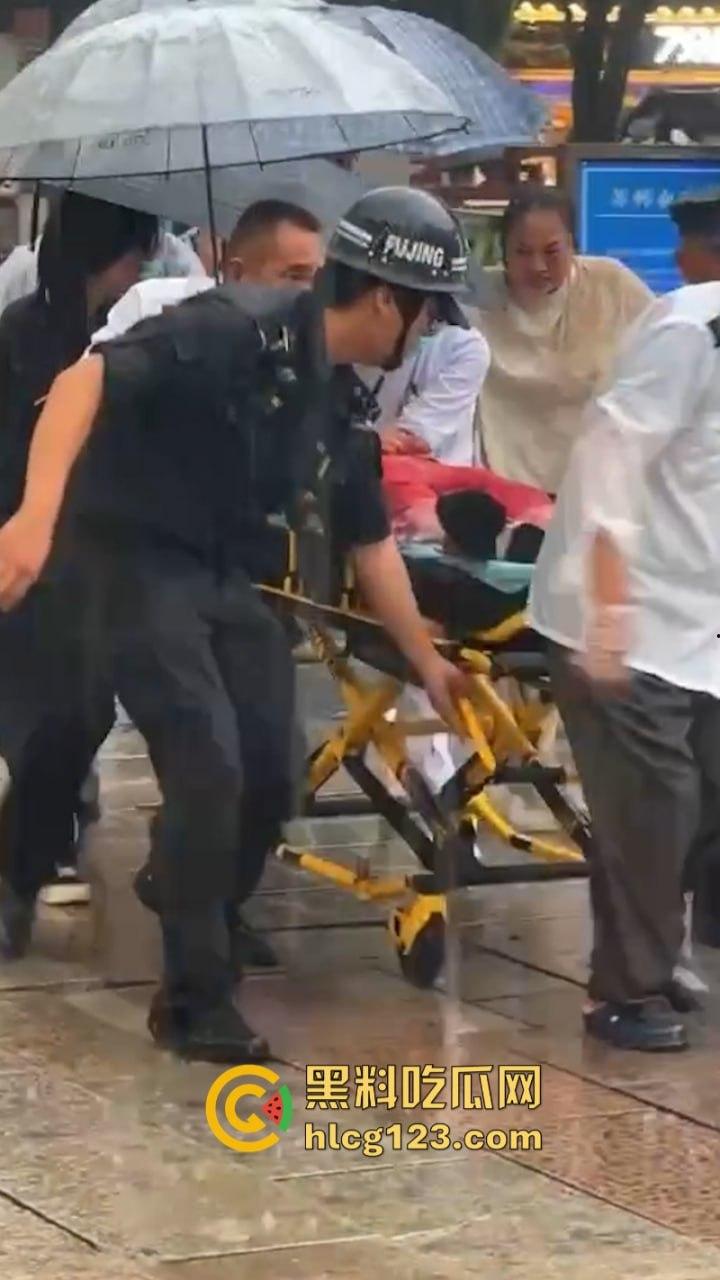 当街放血！姑苏花季学妹小红书约拍六旬老头 因不满出片效果遭对方水果刀伺候 当场昏迷  第3张