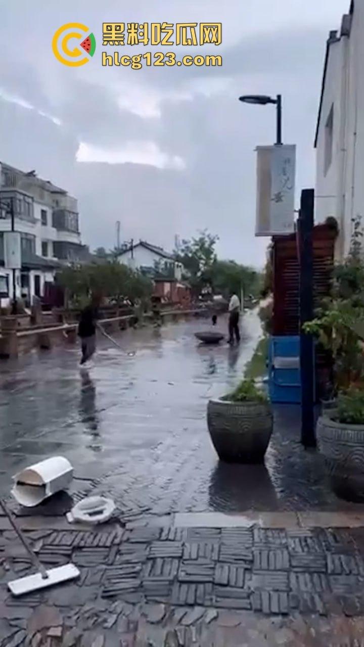 当街放血！姑苏花季学妹小红书约拍六旬老头 因不满出片效果遭对方水果刀伺候 当场昏迷  第4张