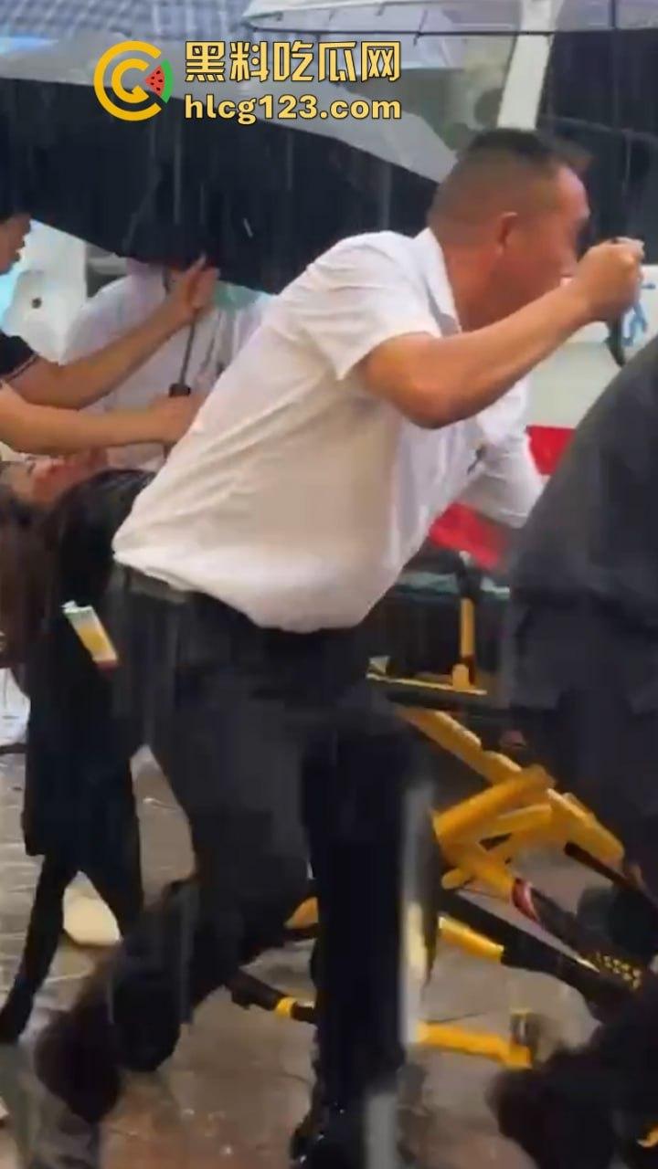 当街放血！姑苏花季学妹小红书约拍六旬老头 因不满出片效果遭对方水果刀伺候 当场昏迷  第5张