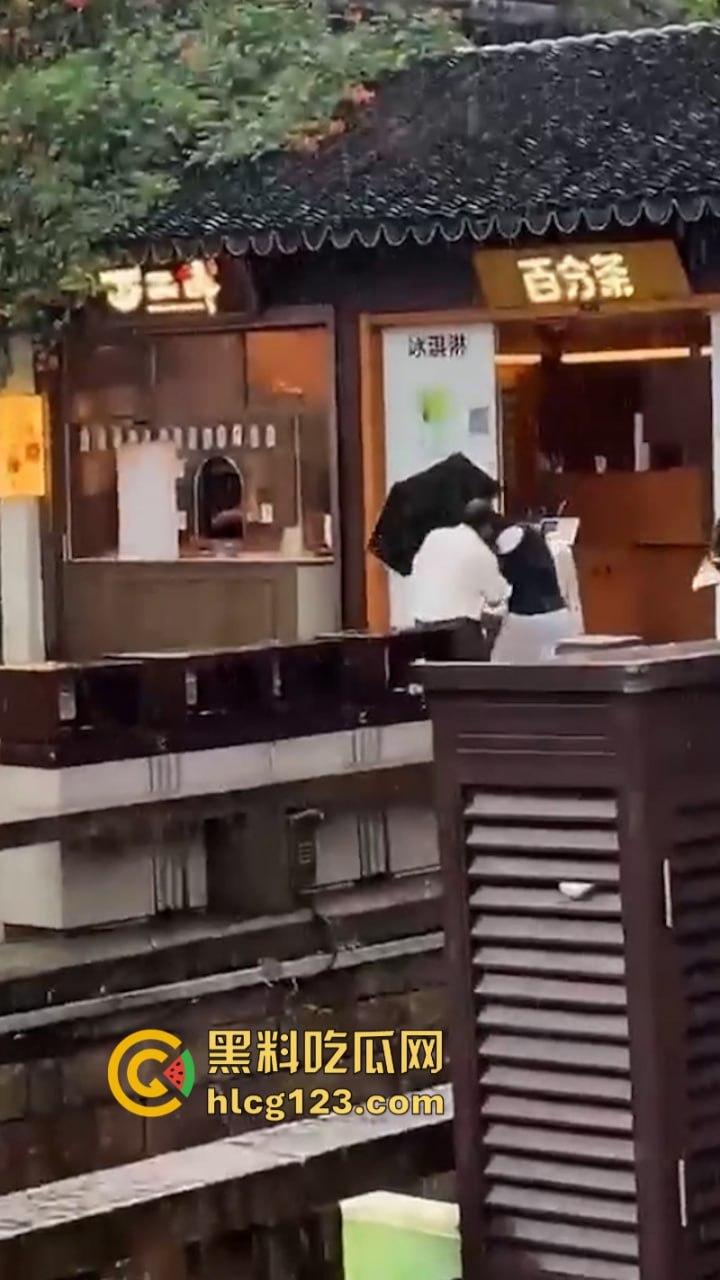 当街放血！姑苏花季学妹小红书约拍六旬老头 因不满出片效果遭对方水果刀伺候 当场昏迷  第6张