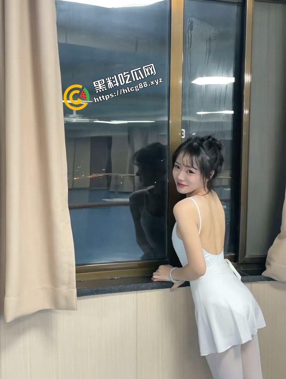 湖南艺术职业反差舞蹈生【胡可】网聊卖视频线下约炮，188元过门槛观赏极品美乳粉逼酮体！  第3张