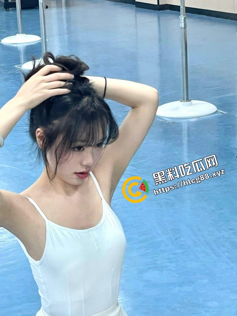 湖南艺术职业反差舞蹈生【胡可】网聊卖视频线下约炮，188元过门槛观赏极品美乳粉逼酮体！  第4张