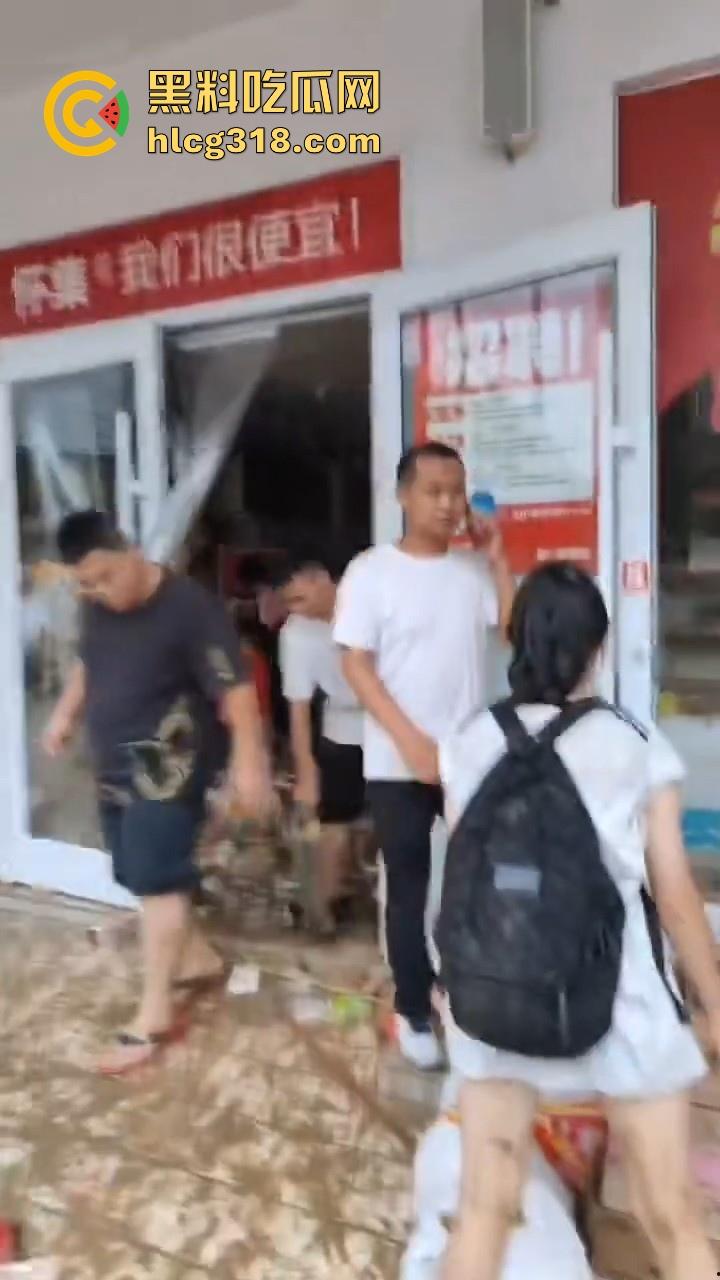 一场水灾，人性尽显！广东肇庆怀集水灾后，赵一鸣零食店遭到疯抢，竟然在广东看到0元购！  第3张