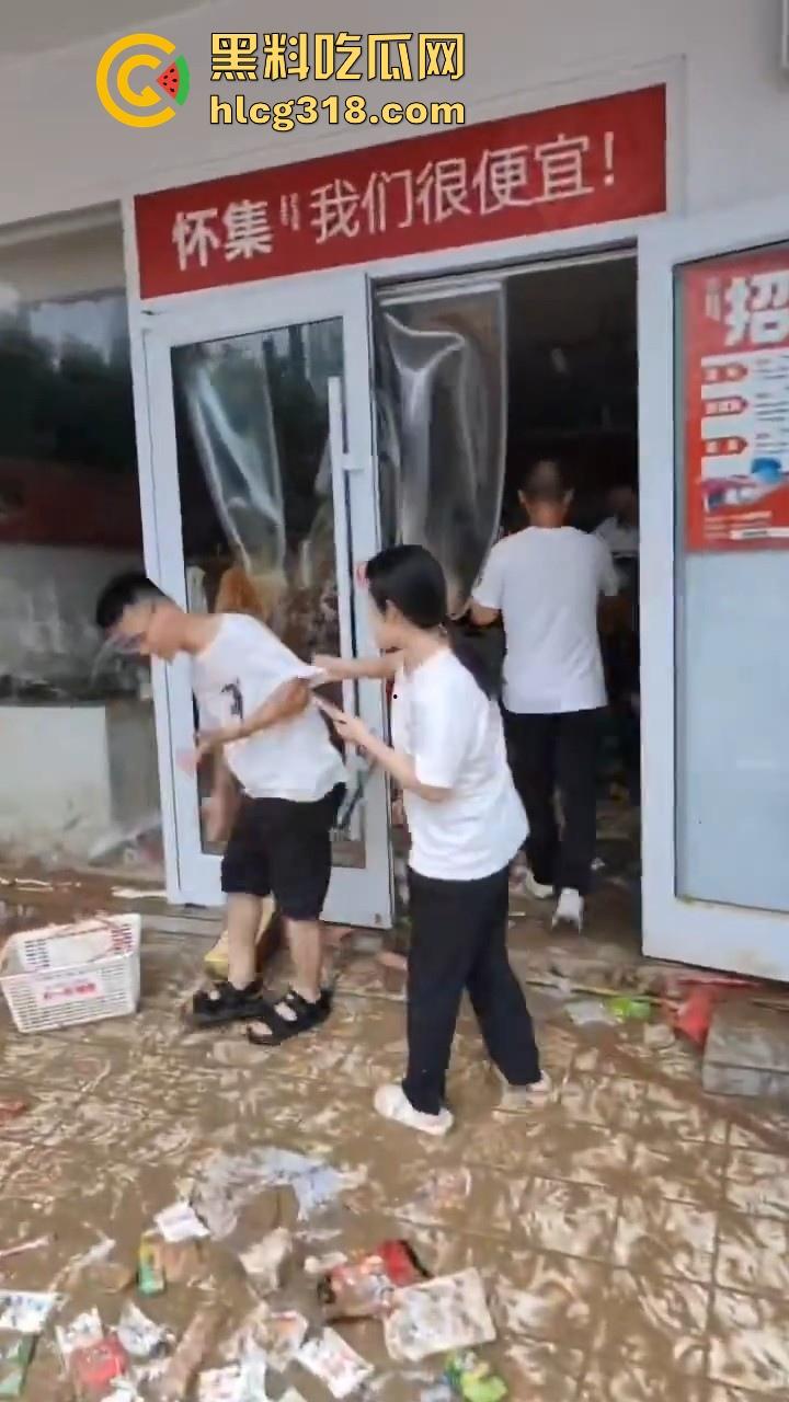 一场水灾，人性尽显！广东肇庆怀集水灾后，赵一鸣零食店遭到疯抢，竟然在广东看到0元购！  第4张