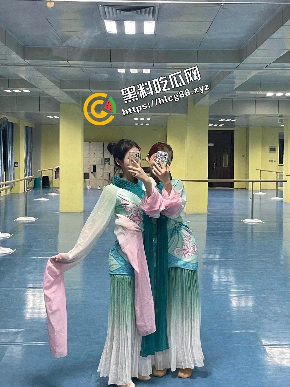 湖南艺术职业反差舞蹈生【胡可】网聊卖视频线下约炮，188元过门槛观赏极品美乳粉逼酮体！  第6张