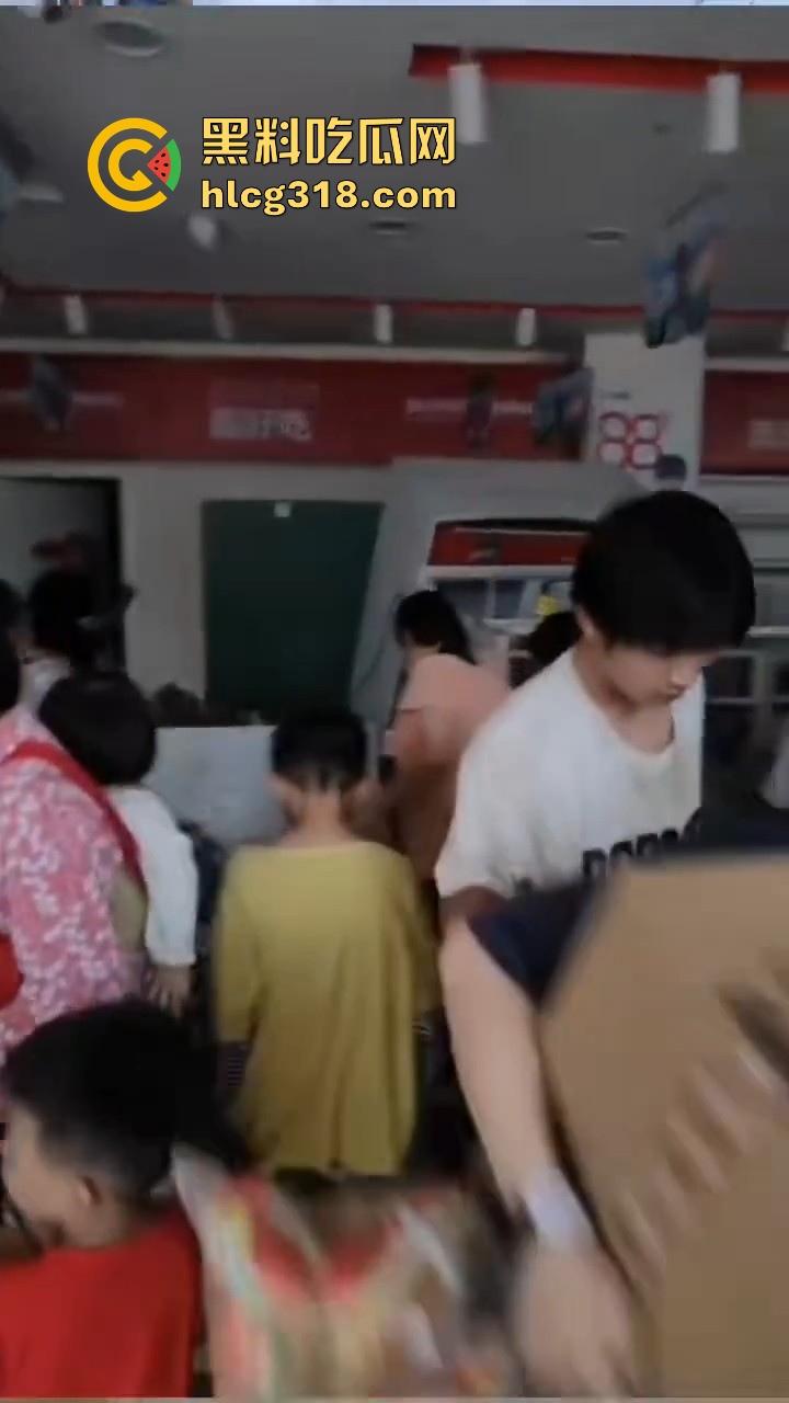 一场水灾，人性尽显！广东肇庆怀集水灾后，赵一鸣零食店遭到疯抢，竟然在广东看到0元购！  第6张