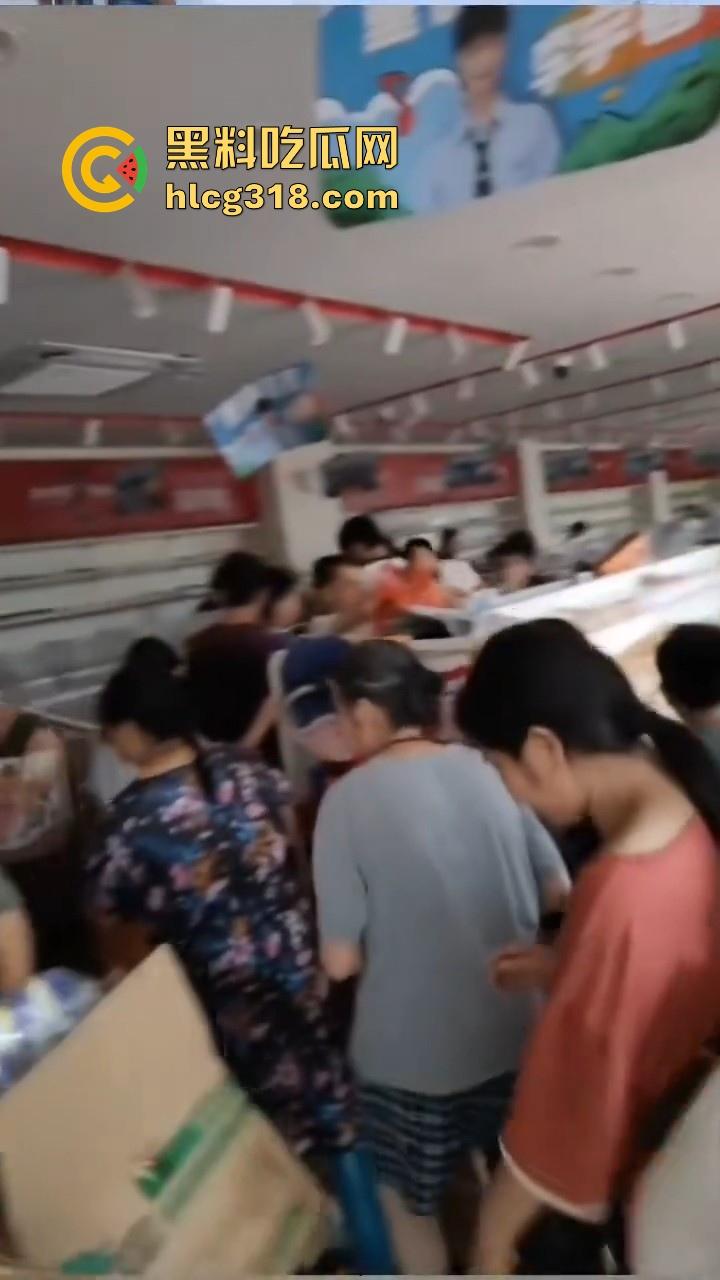 一场水灾，人性尽显！广东肇庆怀集水灾后，赵一鸣零食店遭到疯抢，竟然在广东看到0元购！  第8张