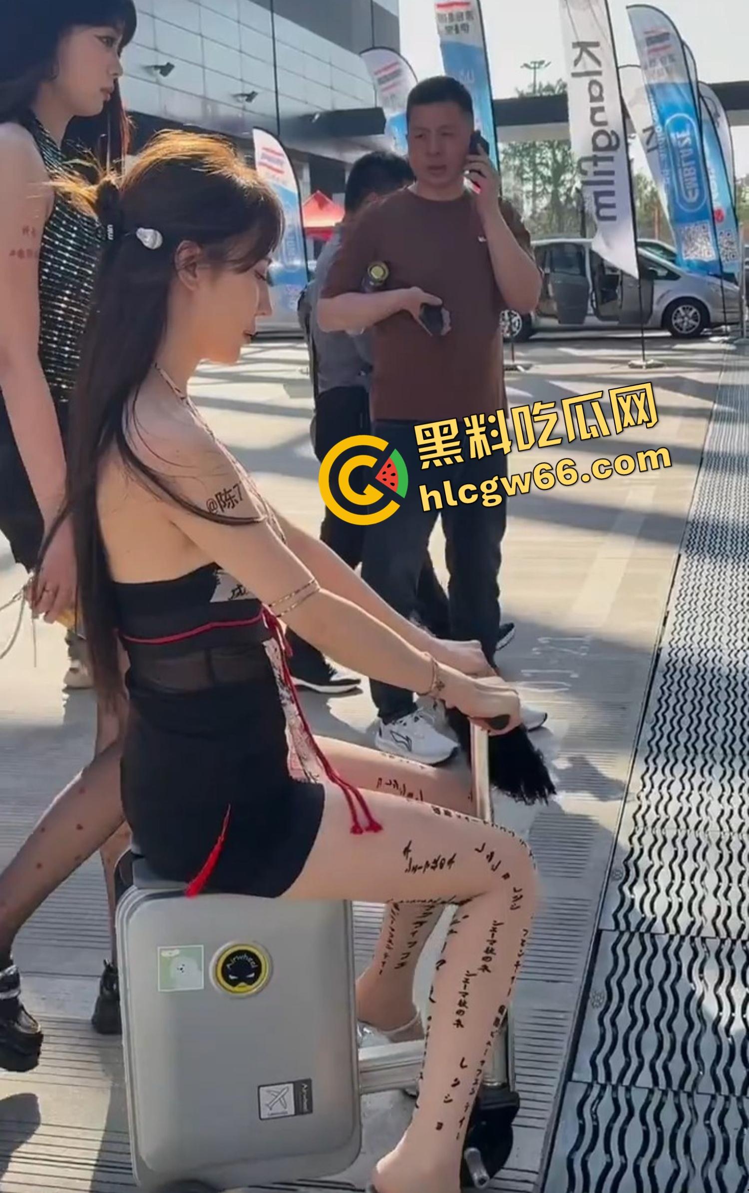 车模『陈77』苏州参展被改装圈大佬带走猛蹬一夜，身材顶得离谱，腿太长了操起来都得站着！  第2张