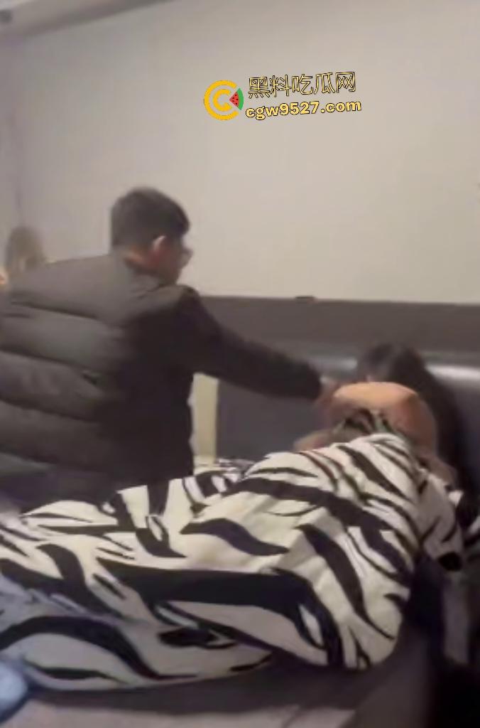 哥们糊涂出轨丑小三!原配联手小三老公抓奸,进门直接暴打两人,网友还说这老婆气质远超小三还能出轨? 第5张 哥们糊涂出轨丑小三!原配联手小三老公抓奸,进门直接暴打两人,网友还说这老婆气质远超小三还能出轨? 第5张