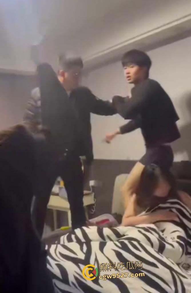 哥们糊涂出轨丑小三!原配联手小三老公抓奸,进门直接暴打两人,网友还说这老婆气质远超小三还能出轨? 第7张 哥们糊涂出轨丑小三!原配联手小三老公抓奸,进门直接暴打两人,网友还说这老婆气质远超小三还能出轨? 第7张