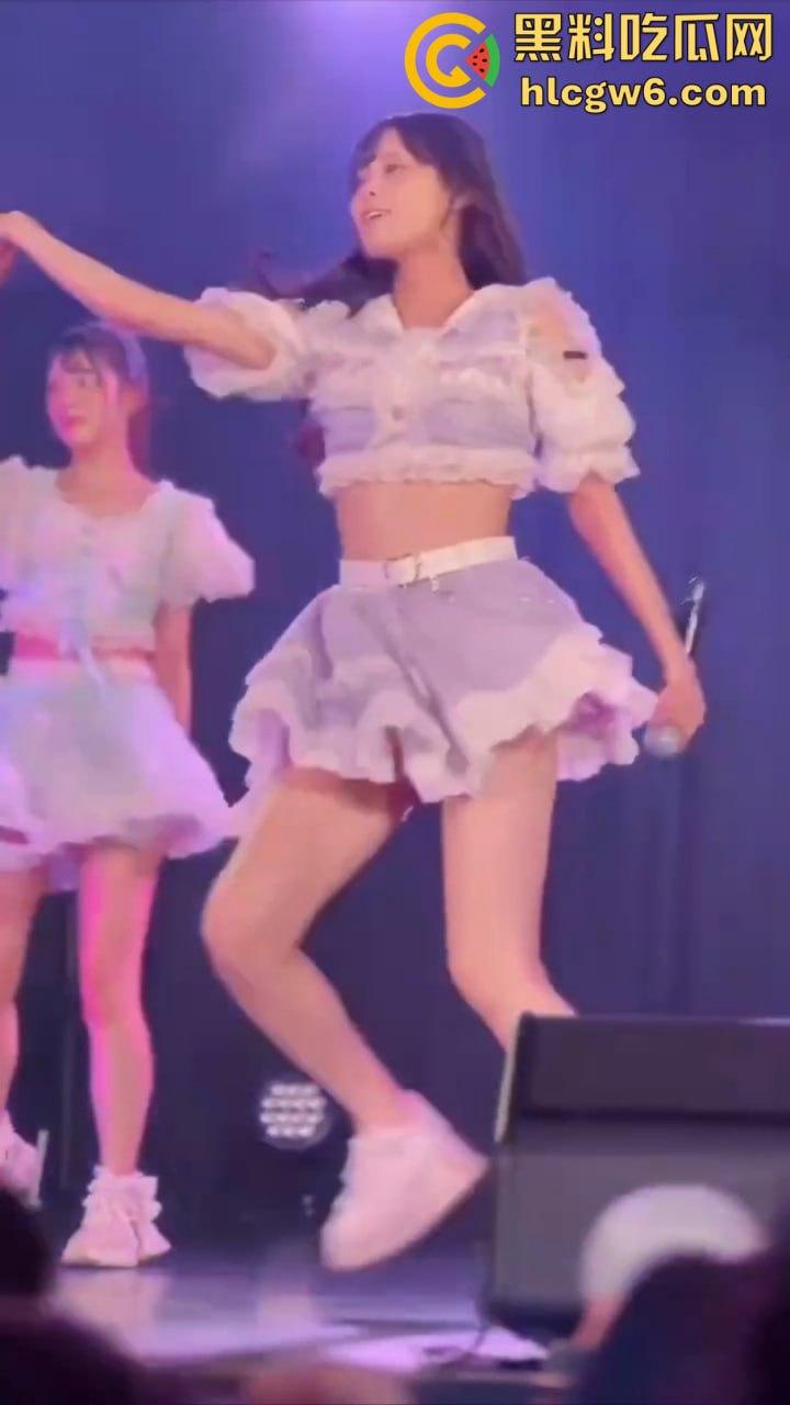 宅男挤爆日本女团演唱会，樱花妹不穿打底卖力热舞，胖次露得清清楚楚，前排观众嗨到失控！  第2张