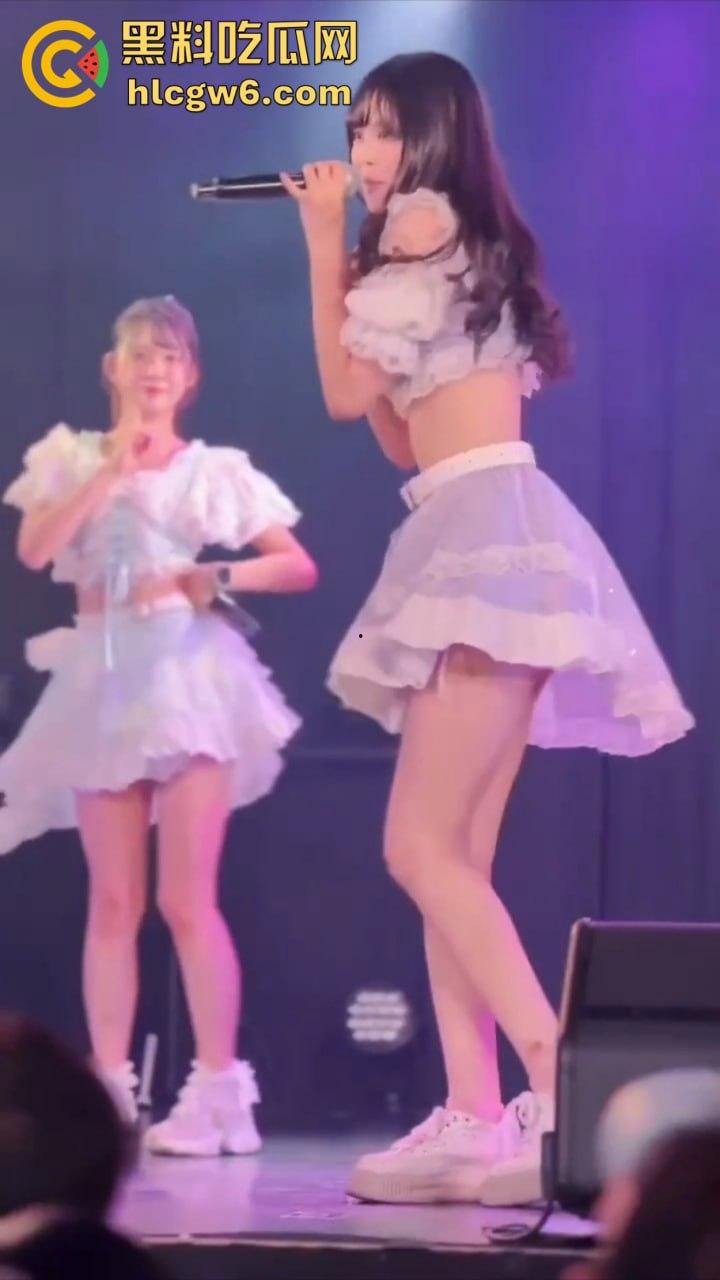 宅男挤爆日本女团演唱会，樱花妹不穿打底卖力热舞，胖次露得清清楚楚，前排观众嗨到失控！  第3张