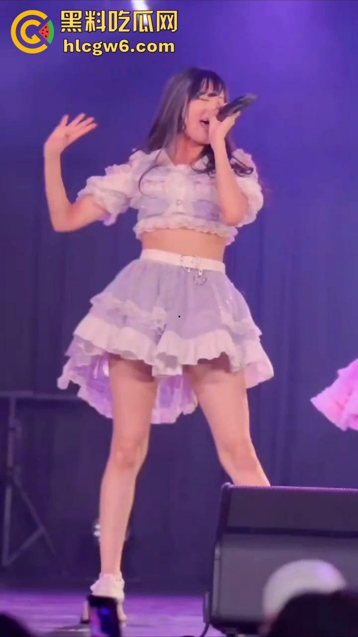 宅男挤爆日本女团演唱会，樱花妹不穿打底卖力热舞，胖次露得清清楚楚，前排观众嗨到失控！  第5张