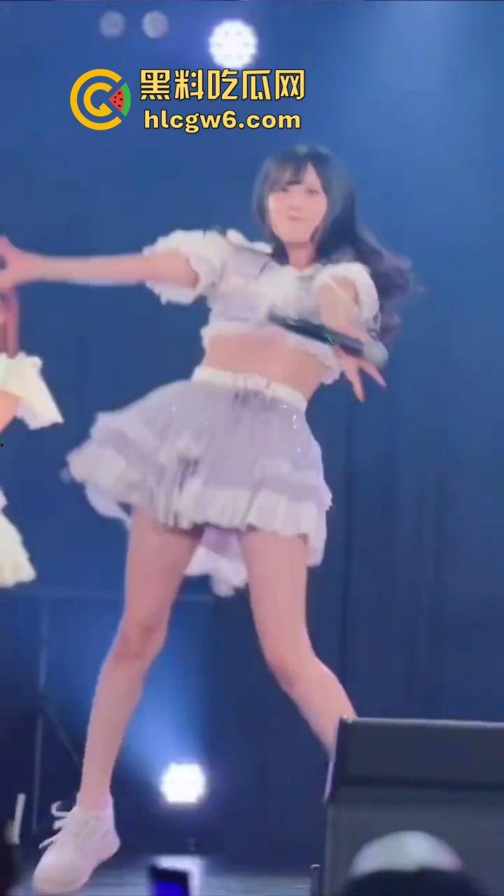 宅男挤爆日本女团演唱会，樱花妹不穿打底卖力热舞，胖次露得清清楚楚，前排观众嗨到失控！  第6张