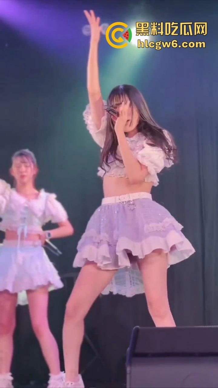 宅男挤爆日本女团演唱会，樱花妹不穿打底卖力热舞，胖次露得清清楚楚，前排观众嗨到失控！  第8张