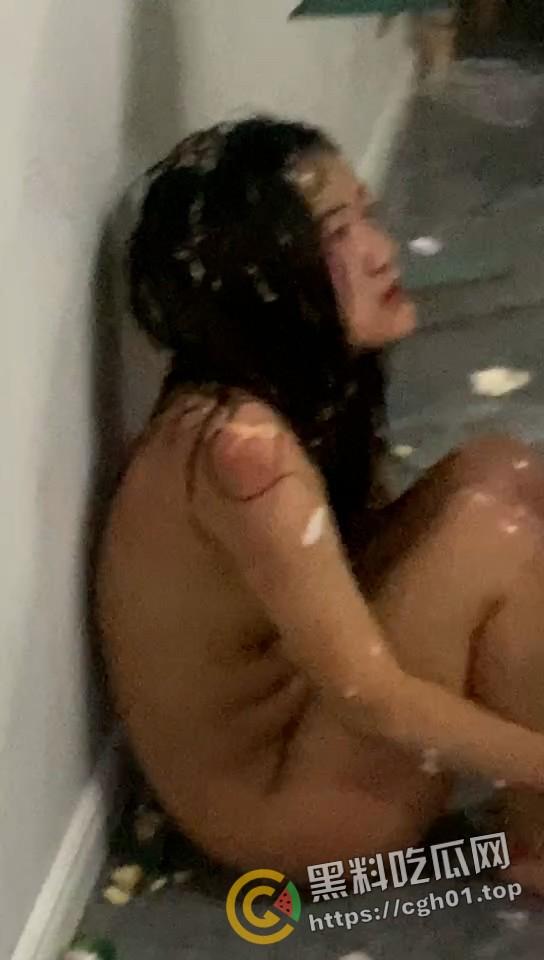 独家爆料！陕西渭南精神小妹为男模争风吃醋 被堵房间打骂 啤酒瓶塞逼 霸凌现场直达  第7张