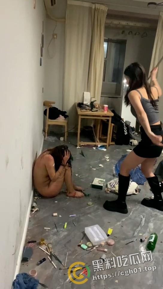 独家爆料！陕西渭南精神小妹为男模争风吃醋 被堵房间打骂 啤酒瓶塞逼 霸凌现场直达  第9张