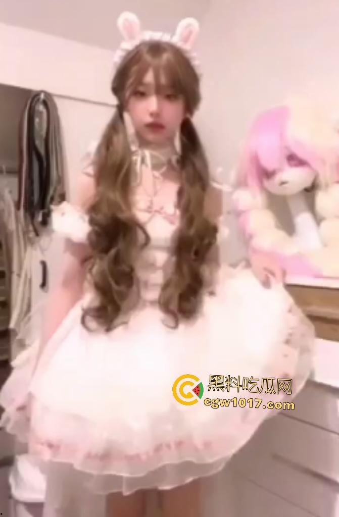 JK萝莉【阳雯倩】正要出门突然接到主人任务，视频自慰插逼，裙子脱光嘴咬内裤比耶，假阴茎狂插直达高潮！  第1张