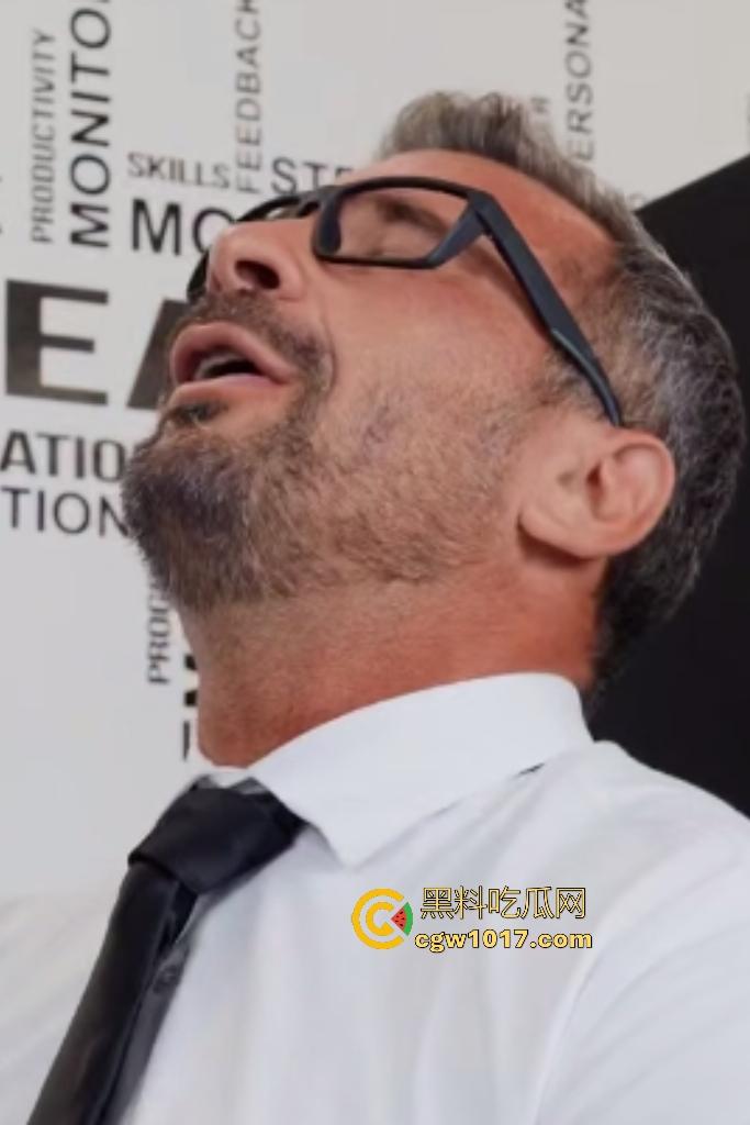 欧美职场痴女【Hailey Rose】和好友双飞上司！诱惑上司后入猛干，操着B嘴里还舔着脚，灶台都快要翻了！  第1张